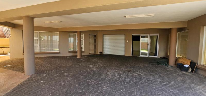 8 Bedroom Property for Sale in Middedorp Western Cape